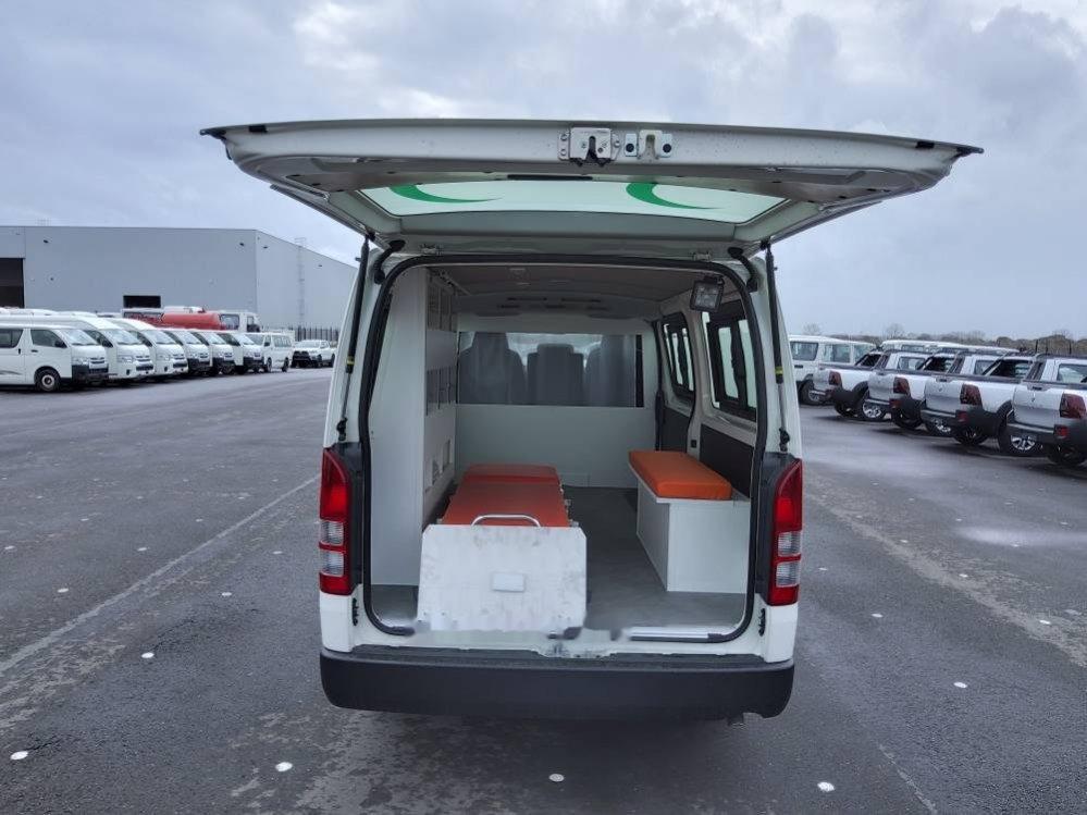 Kleinbus Hiace STANDARD ROOF ambulance 2.5L Diesel Manual Hiace STANDARD ROOF ambulance 2.5L Diesel Manual- Photo 8
